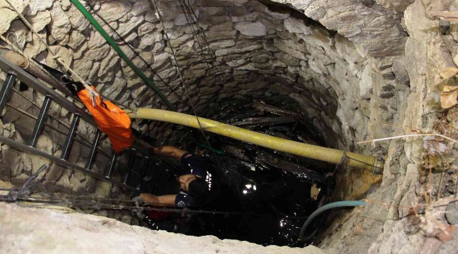 Su kuyusuna düşen keçileri kurtarmak için zamanla yarıştılar