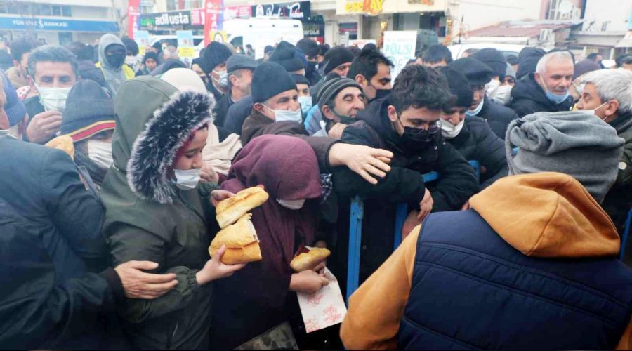 Sucuk ekmek bedava olunca izdiham ka��n�lmaz oldu