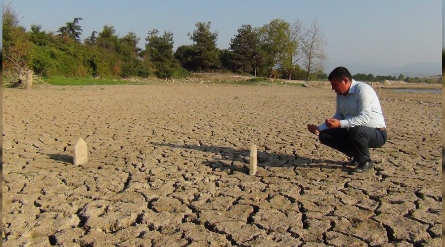 Sular �ekildi mezarl�klar g�n y�z�ne ��kt�