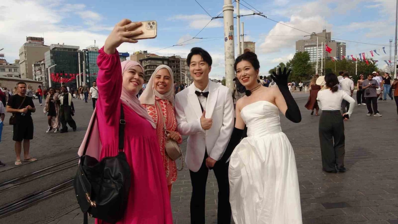 Taksim'de düğün fotoğrafı çektiren Çinli çift ilgi odağı oldu