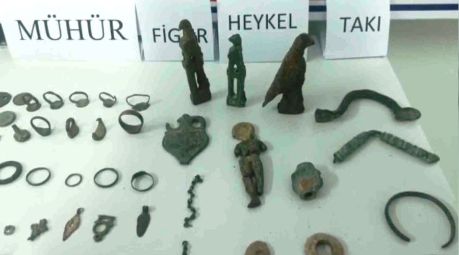 Tarihi eser kaçakçısının üzerinden hazine çıktı