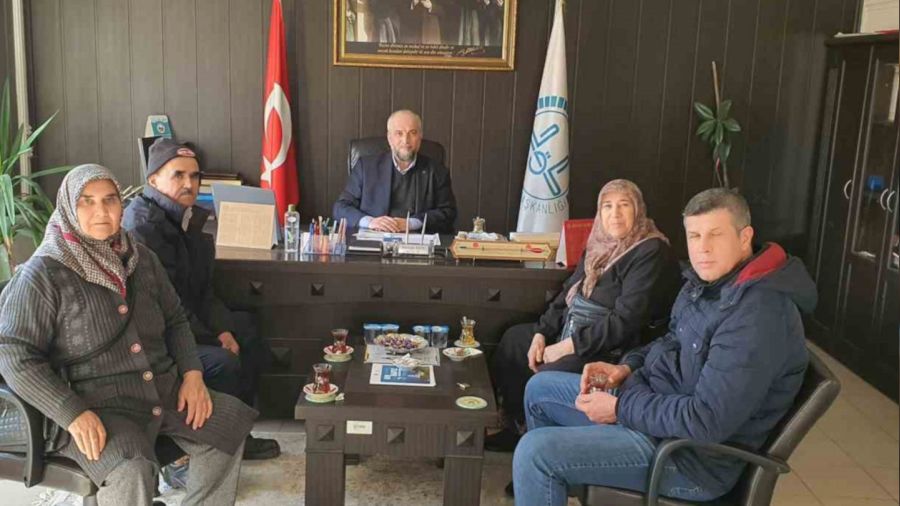 Tarla satarak depremzedelere ba��� yapt�lar