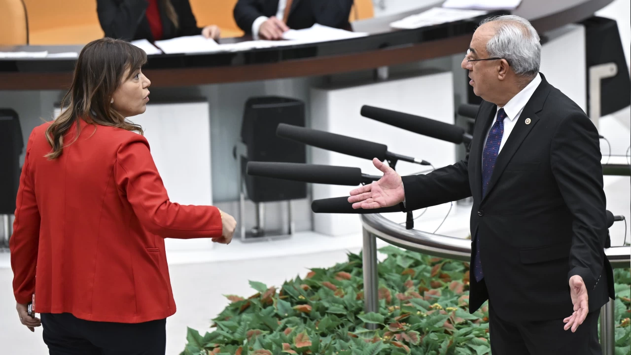 TBMM'de Blent Ecevit tartmas, nder Aksakal CHP'lilerle att
