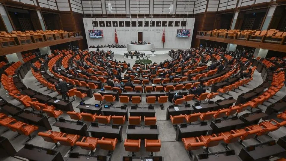 TBMM'de Plan ve B�t�e Komisyonunda, 2027 y�l� b�t�esinin geneli �zerine g�r��meler yap�lacak. D��i�leri Komisyonunda, Mekke Ortak Savunma Anla�mas�'n�n onaylanmas�n�n uygun bulundu�una dair kanun teklifi ele al�nacak