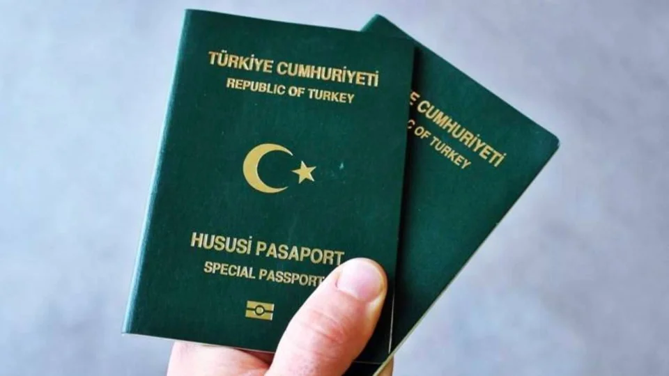  TBMM'ye sunulan ve �zel sekt�r ��retmenlerini ilgilendiren ye�il pasaport d�zenlemesine g�re en az on y�l ��retmenlik yapt���n� belgelendiren ��retmenlere ye�il pasaport verilmesi �ng�r�l�yor