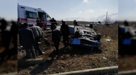 Tekerleği patlayan araç takla attı