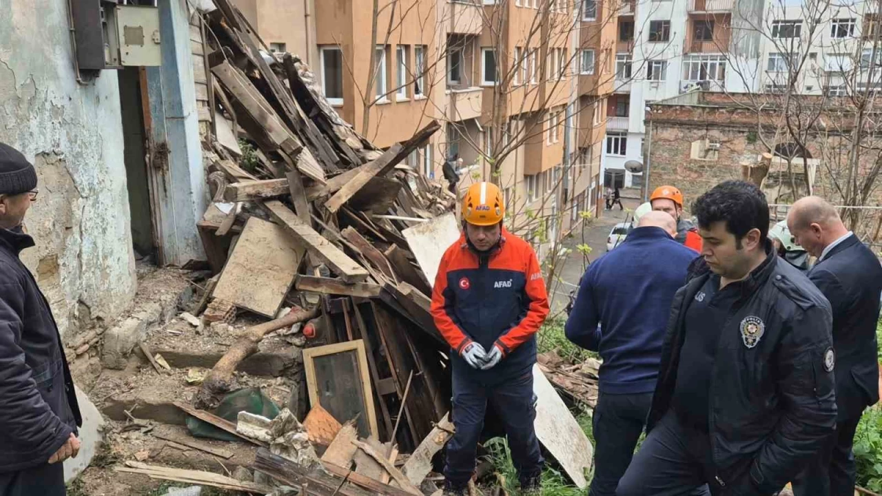 Tekirdağ'da 2 katlı bina çöktü