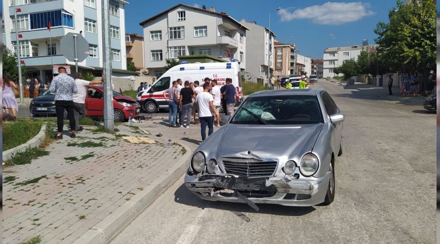 Tekirdağ'da 3 otomobil çarpıştı: 6 yaralı