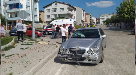 Tekirdağ'da 3 otomobil çarpıştı: 6 yaralı