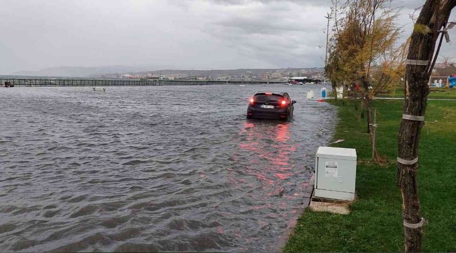 Tekirdağ'da deniz şehre taştı
