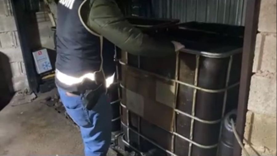 Tır garajından 5 bin litre kaçak akaryakıt çıktı
