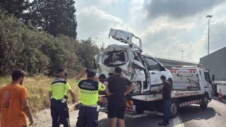 Tır, hafif ticari araca çarptı: 2 ölü, 2 yaralı