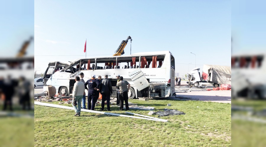 Tır ile servis otobüsü çarpıştı