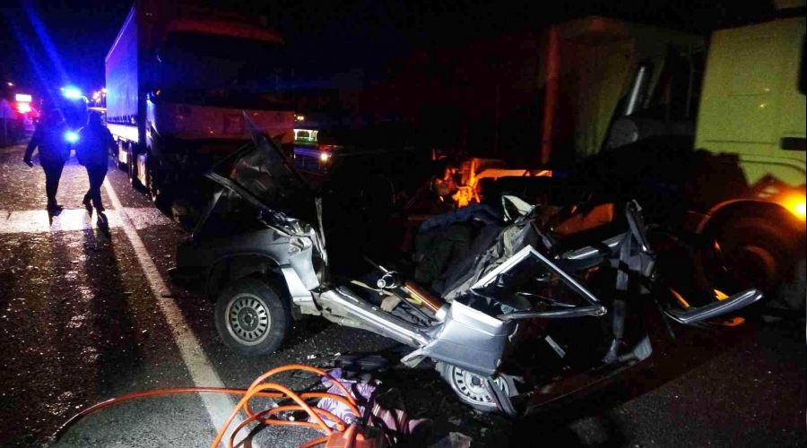 Tıra çarpan otomobil kağıt gibi ezildi: 2 ölü, 1 yaralı