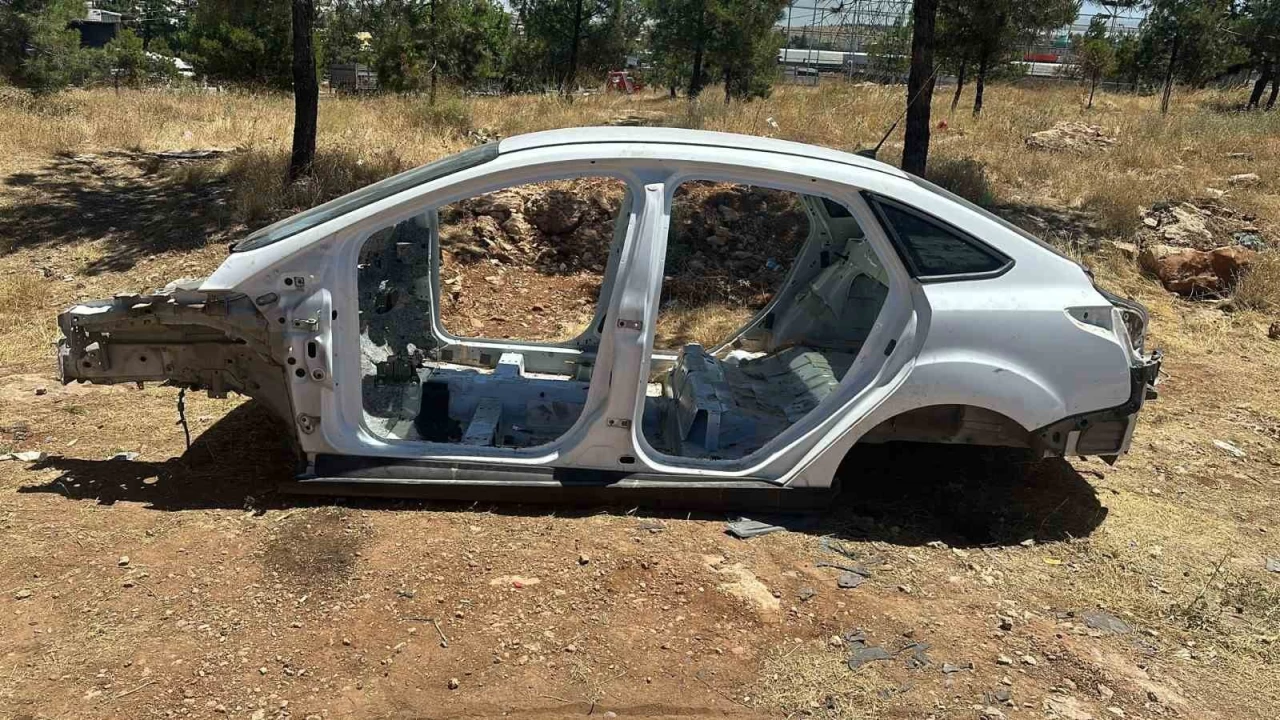 Titiz h�rs�zlar �ald�klar� arac� y�kay�p par�alay�p satt�