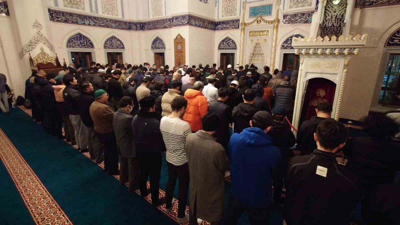 Tokyo'da Ramazan aynn ilk teravih namaz klnd