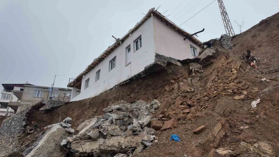 Toprak kaymas� ile 'hayat�' ask�da kald�