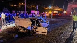 Trafik ışıklarında bekleyen araca çarptı: 2 ölü, 2 yaralı