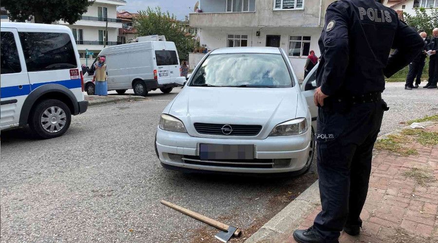 Trafikte tartıştıkları 2 kişiyi baltayla yaraladılar