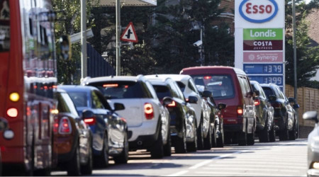 Ukrayna'daki benzinliklerde kilometrelerce kuyruk oluştu