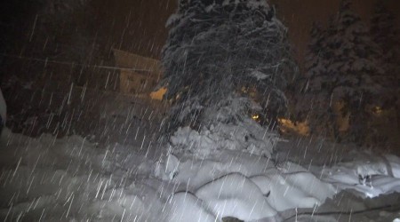 Uludağ'da kar yarım metreyi aştı