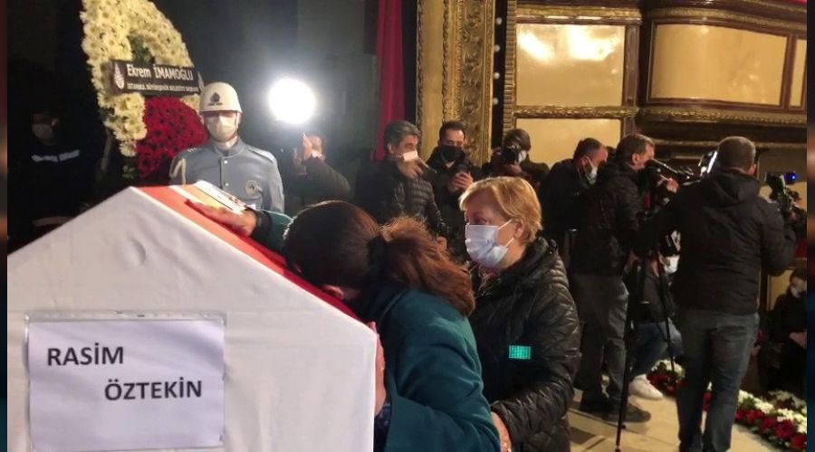 Usta oyuncu Rasim �ztekin topra�a verildi