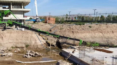 Üzerine inşaat malzemesi düşen işçi hayatını kaybetti