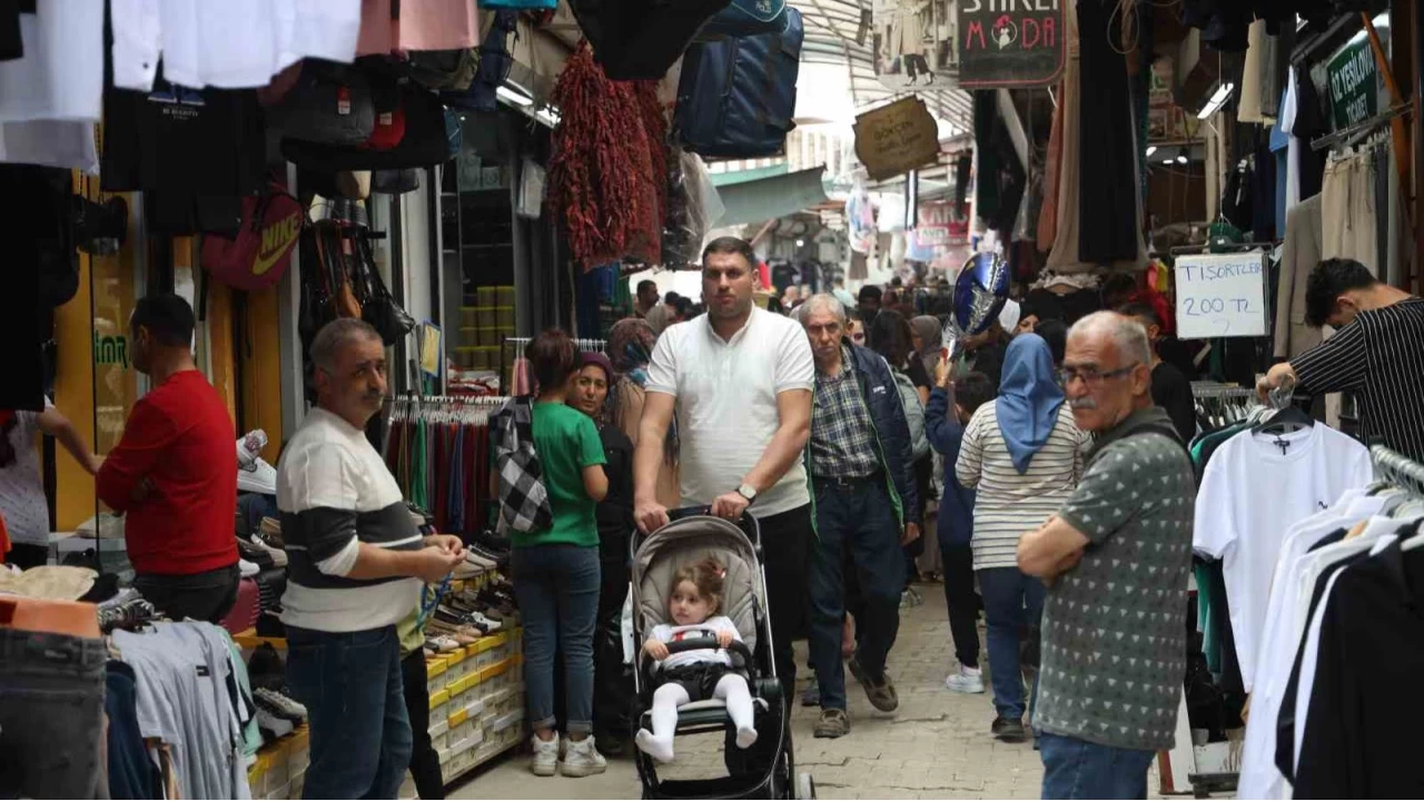 Uzun �ar��'da bayram kalabal��� esnafa ve vatanda�a moral oldu