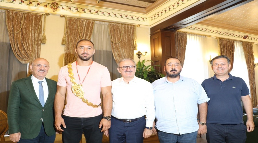 Vali Karaloğlu: "Güreşte başpehlivanlık önemli ama alt yapıyı de desteklemeliyiz"