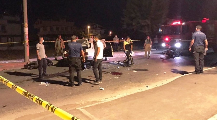 Yar�� yapan motosikletlere araba �arpt�: 1 �l�