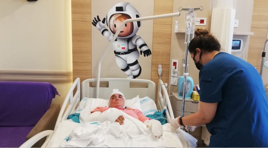 Yaşlı kadın ekmek pişirirken tandıra düştü