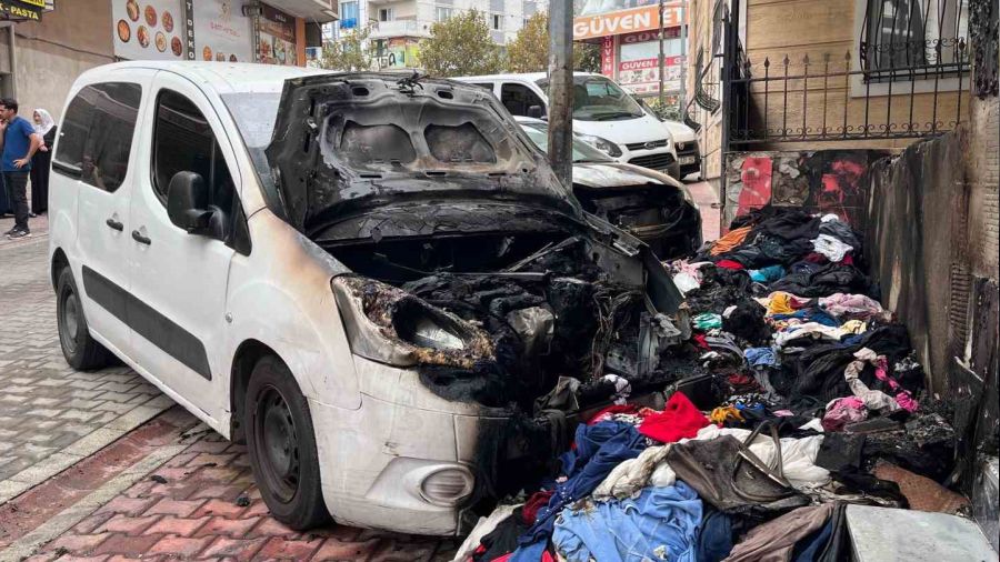 Yal kadnn sokakta satt kyafetleri yakt, srayan alevler 2 arac kle evirdi