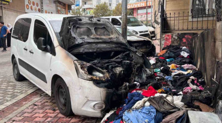 Yal kadnn sokakta satt kyafetleri yakt, srayan alevler 2 arac kle evirdi