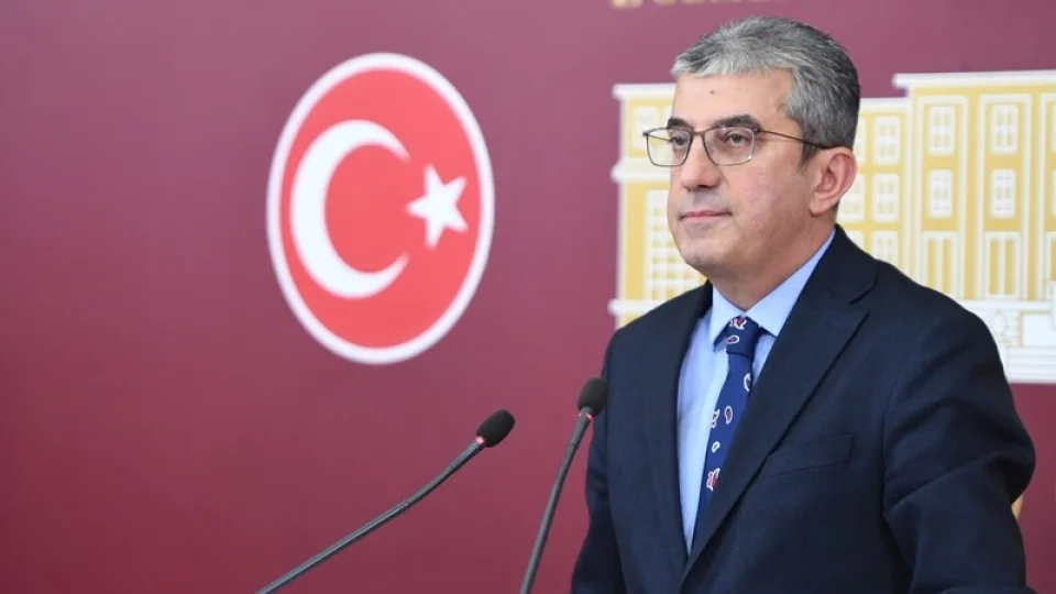  Yeni Parti Grup Ba�kanvekili G�khan G�nayd�n, partisinin �ye say�s�n�n 600 bine yakla�t���n� belirterek, "Bize hep �Paran�z yok, ne yapacaks�n�z?� dediler. An itibariyle 500 milyona yakla�an bir ba��� topland�" dedi