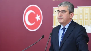  Yeni Parti Grup Ba�kanvekili G�khan G�nayd�n, partisinin �ye say�s�n�n 600 bine yakla�t���n� belirterek, "Bize hep �Paran�z yok, ne yapacaks�n�z?� dediler. An itibariyle 500 milyona yakla�an bir ba��� topland�" dedi