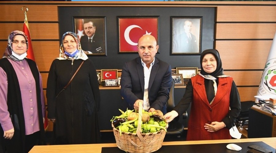 Yerli tohumdan �retilen ilk mahsuller Ba�kan Oral'a ikram edildi