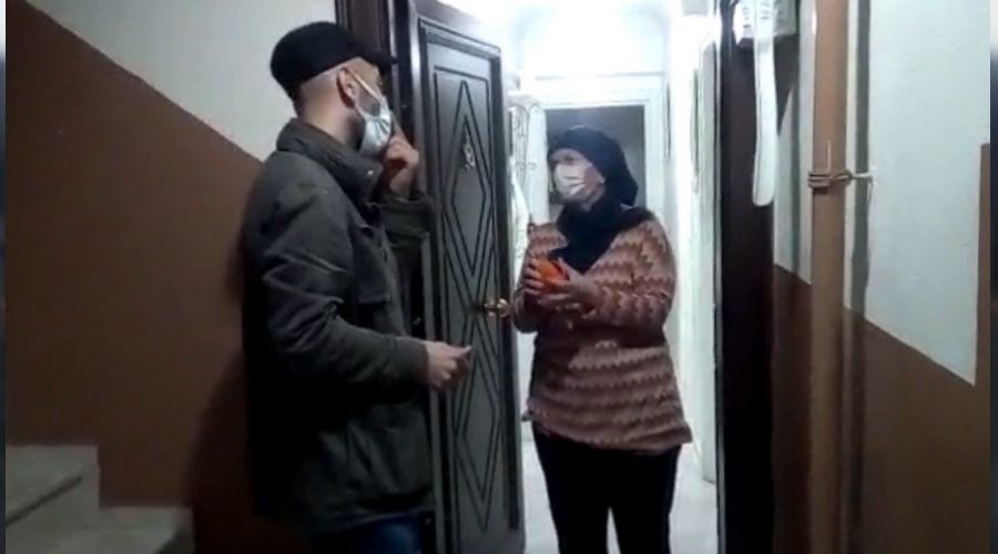 Y�kamak i�in ald��� hal�n�n i�inden alt�n ��kt�