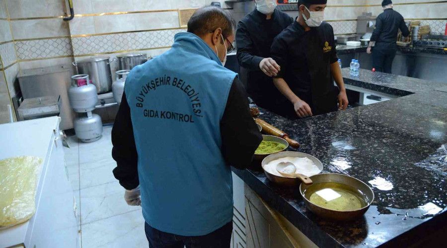 Yılbaşı öncesi 5 ton kırmızı ve beyaz et olmak üzere 6 ton gıda maddesine el koyuldu