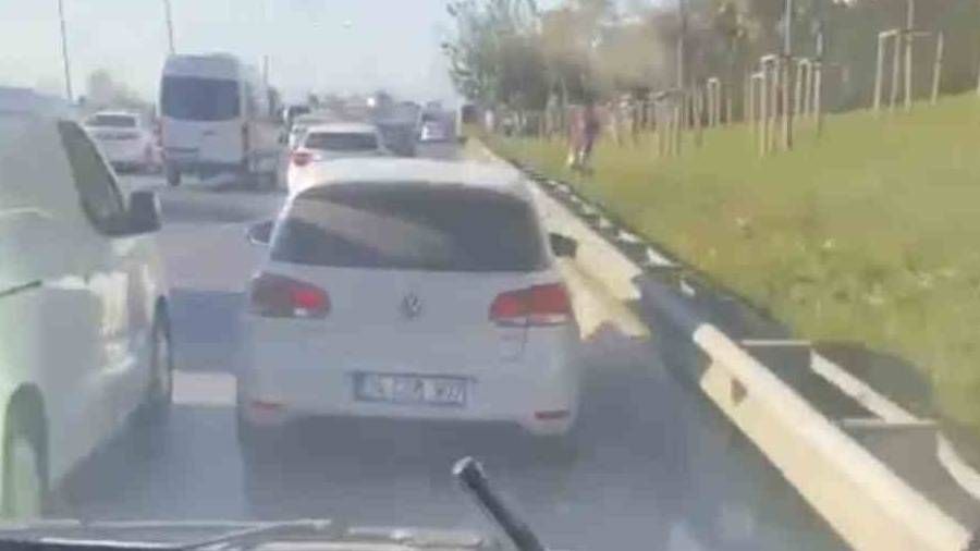 Yol vermeyen maganda makas atarak ambulansa çarptı