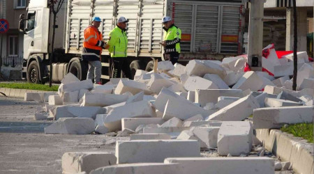 Yola dökülen gaz beton trafiği aksattı