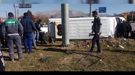 Yolcu midibüsüyle otomobil çarpıştı