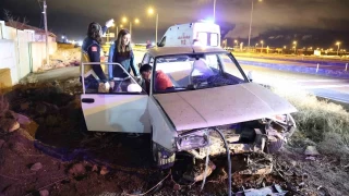 Yoldan çıkan otomobil refüje girerek hurdaya döndü: 2 yaralı