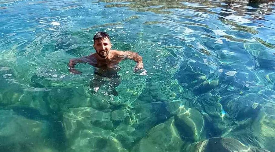 2 bin 250 rakımda soğuk havaya inat yüzme keyfi