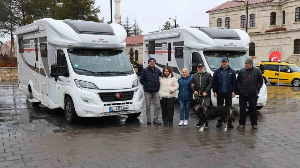 50 y�ll�k memleket hasretlerini karavanla gideriyorlar