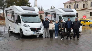 50 y�ll�k memleket hasretlerini karavanla gideriyorlar