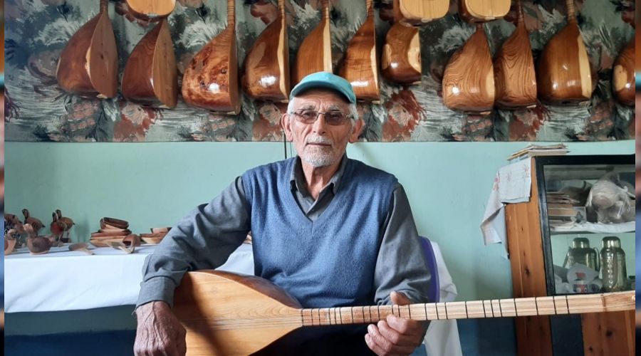 60 yıldır saz yapıp saz çalıyor