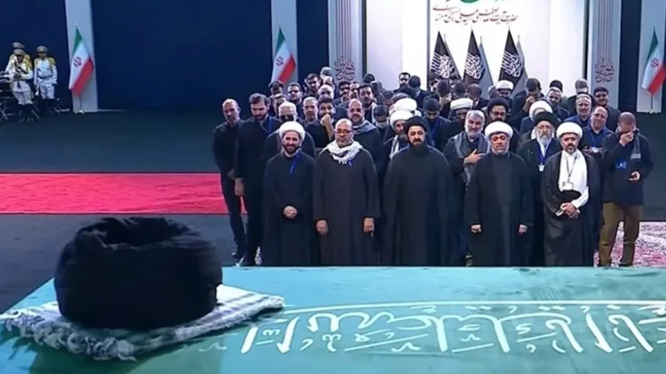 7 g�n s�recek: �ran'da Hamaney i�in d�zenlenen cenaze t�reni ba�lad�