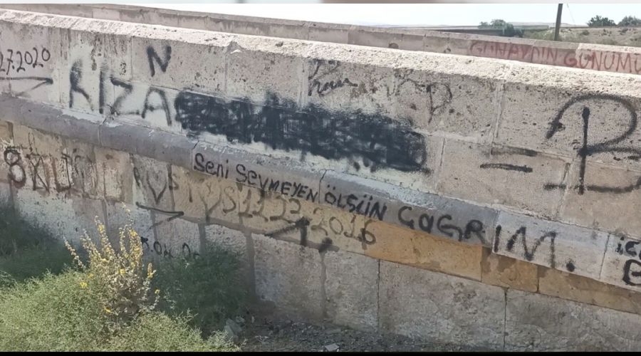 773 y�ll�k tarihi k�pr�y� tahrip ettiler