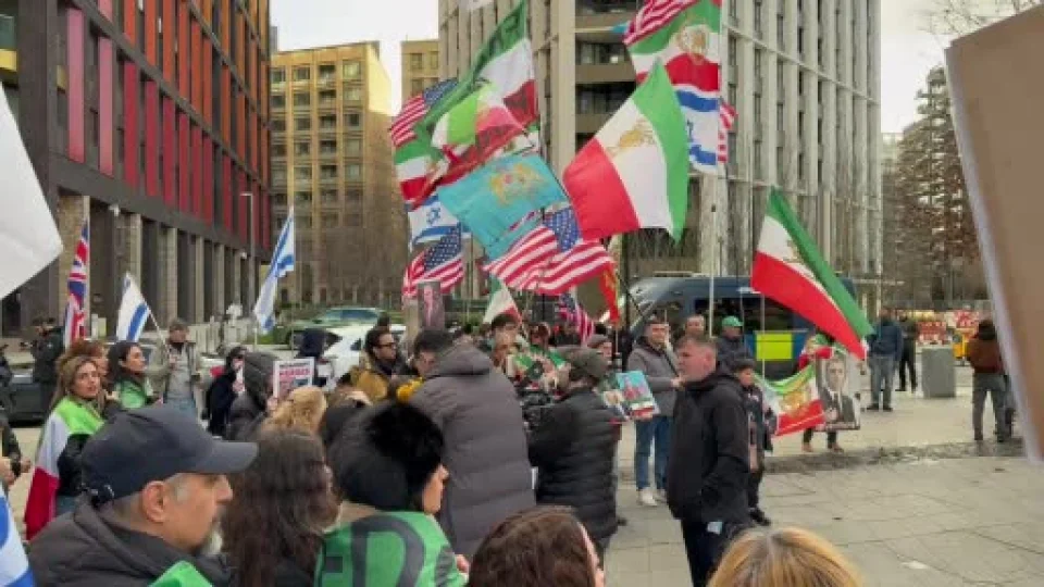 ABD'nin Londra B�y�kel�ili�i �n�nde �ran protestosu