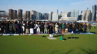 ABD'nin New York kentinde bayram namazı için camilere akın eden Müslümanlar avlu ve sokaklarda bayram namazını eda etti